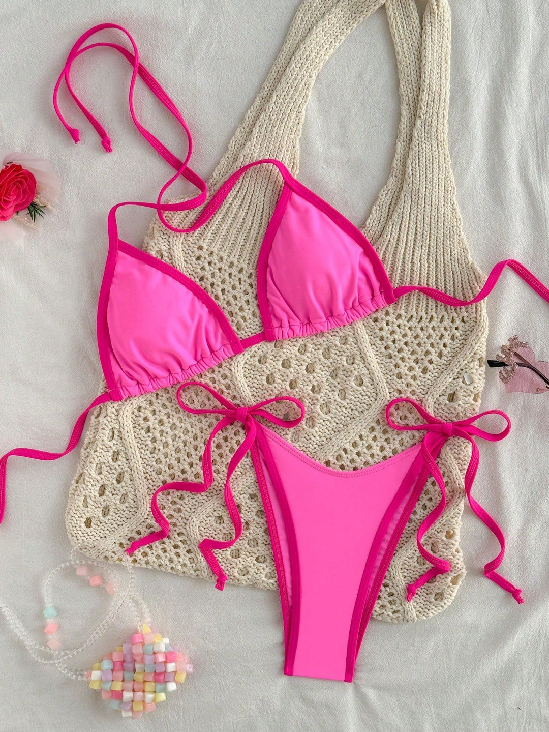 Kobiece bikini w trójkąt z kontrastowym wykończeniem i wiązaniem po bokach
