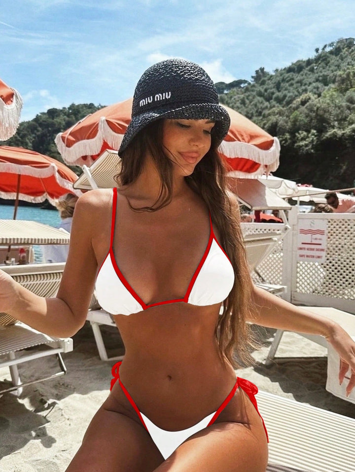 Kobiece bikini w trójkąt z kontrastowym wykończeniem i wiązaniem po bokach