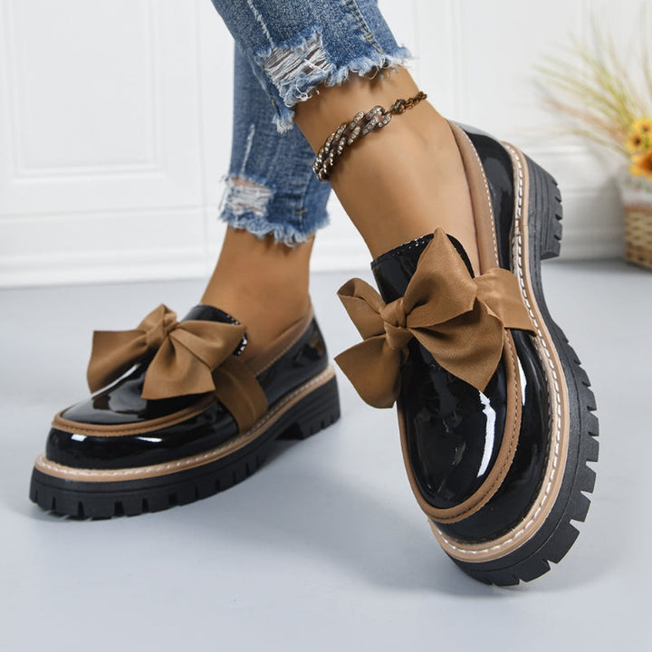 Damskie lakierowane loafersy na platformie z kokardą