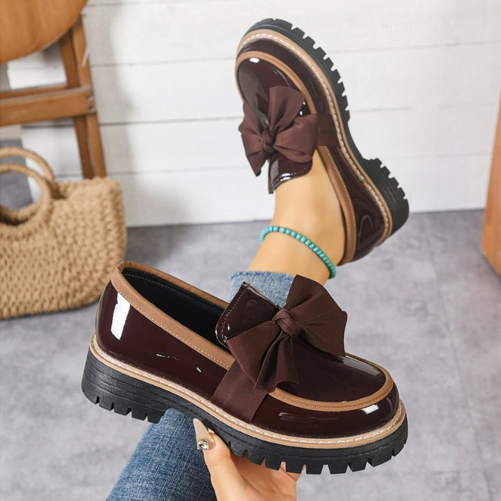 Damskie lakierowane loafersy na platformie z kokardą