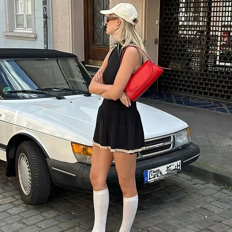 Damska bezrękawnikowa dzianinowa sukienka mini w nowoczesnej elegancji