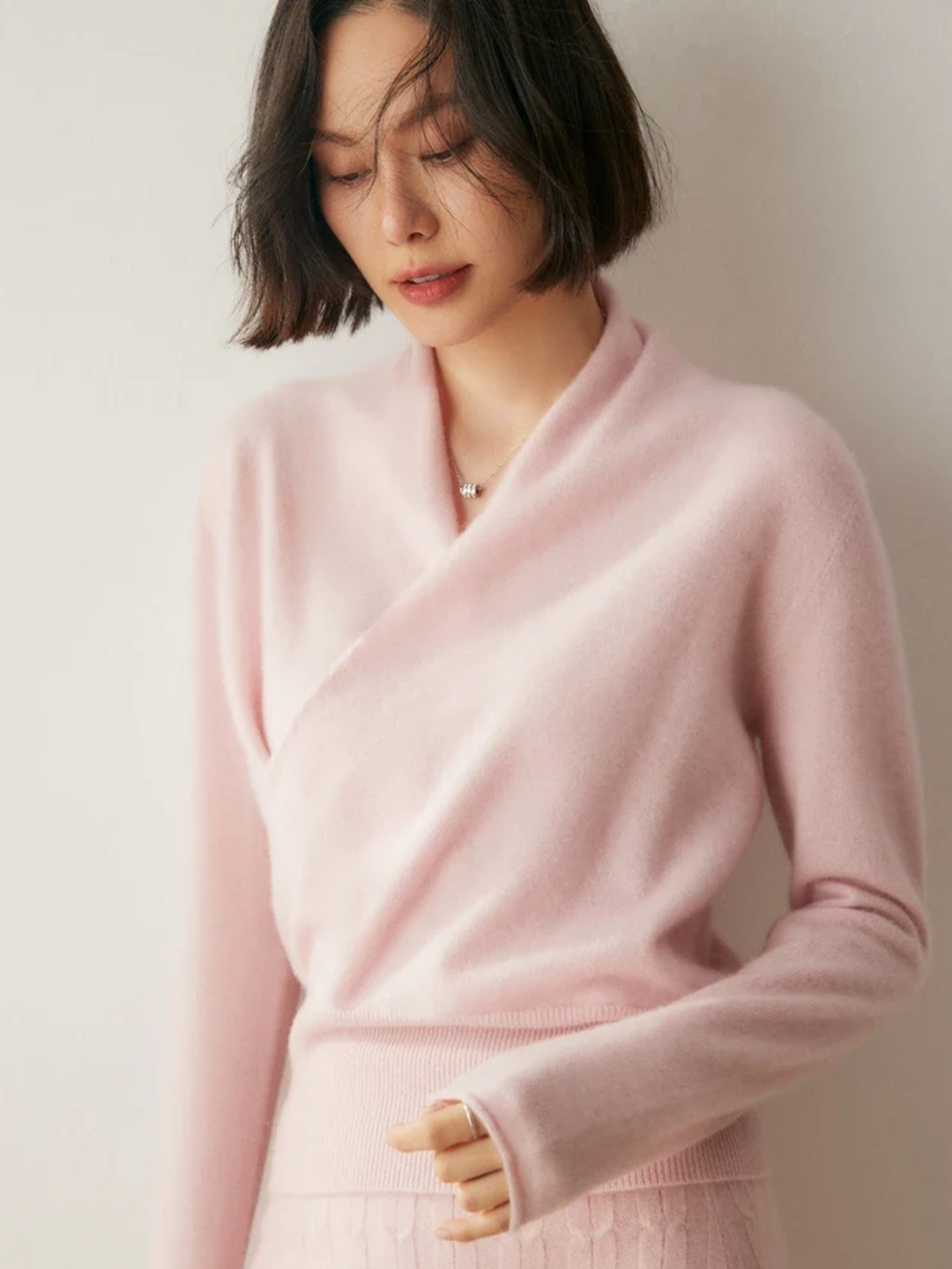 Sweter Damski z Zawijanym Przodem – Wyszukany Slim Knit do Biura i Smart Casual