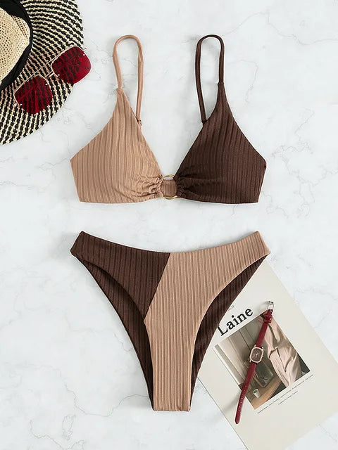 Kobiece bikini z falbaną, szczegół z pierścieniem, wysoki krój
