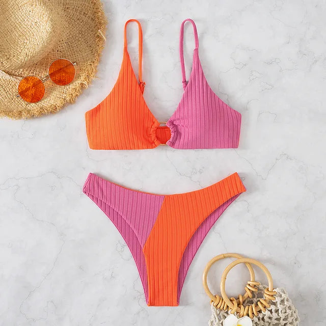Kobiece bikini z falbaną, szczegół z pierścieniem, wysoki krój