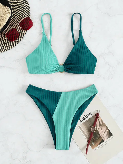 Kobiece bikini z falbaną, szczegół z pierścieniem, wysoki krój