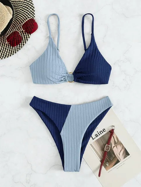 Kobiece bikini z falbaną, szczegół z pierścieniem, wysoki krój