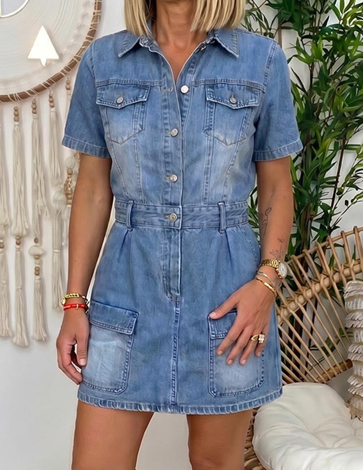 Kobiecą sukienkę mini z denimu z guzikami z przodu i kieszeniami cargo
