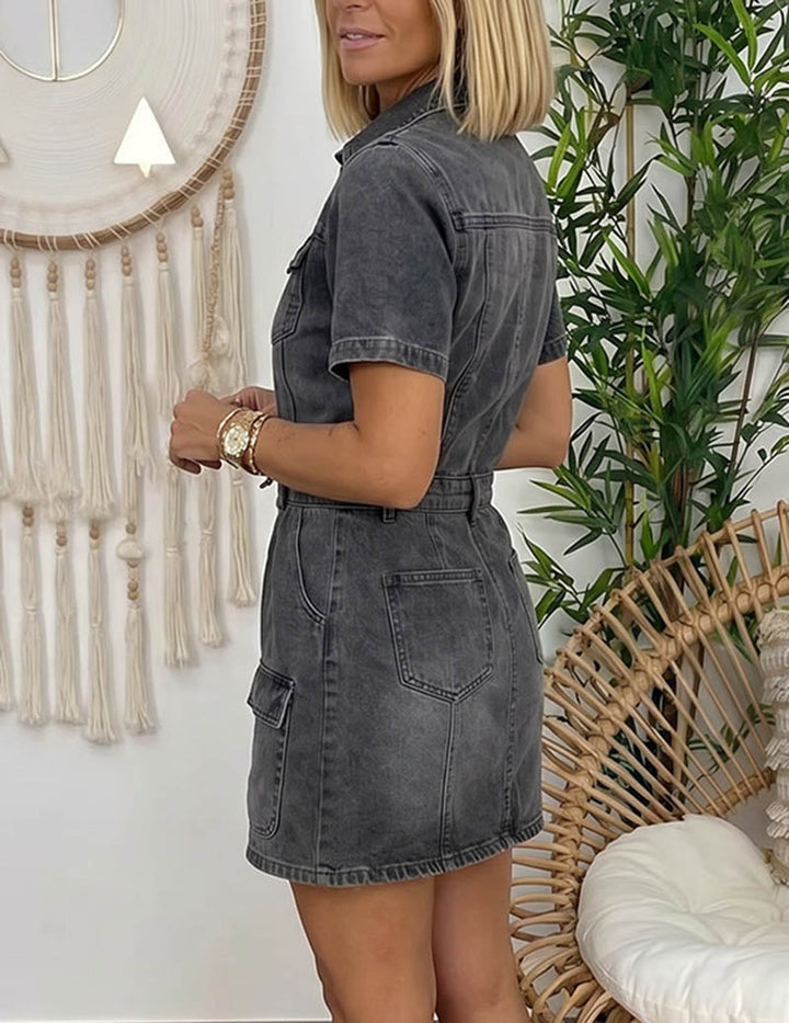 Kobiecą sukienkę mini z denimu z guzikami z przodu i kieszeniami cargo