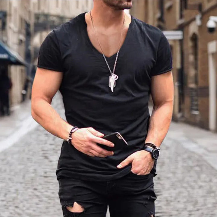 Męska dopasowana koszulka V-neck – Głęboki dekolt, letnia niezbędność do miejskich stylizacji