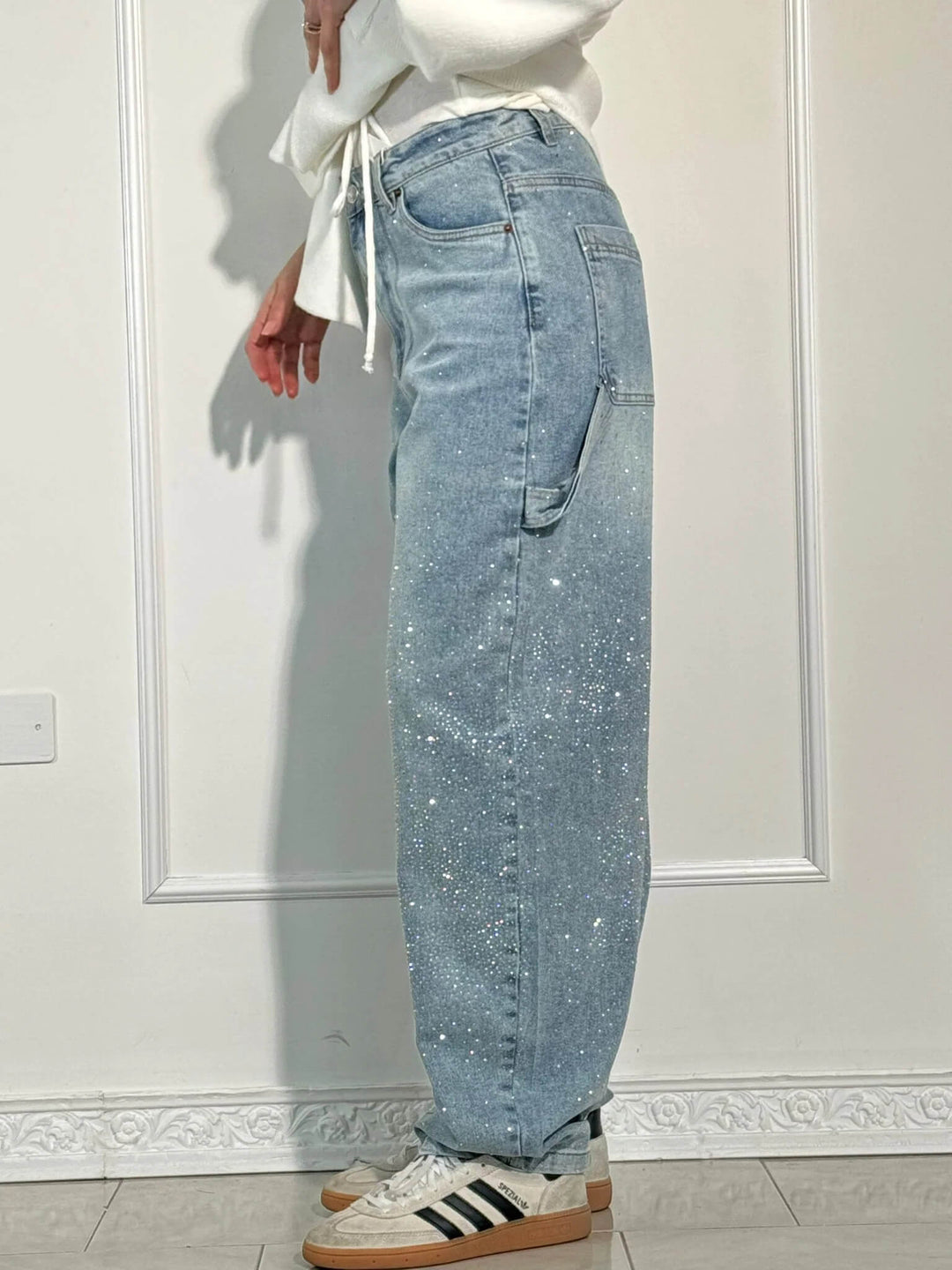 Damskie dżinsy o wysokim stanie i prostych nogawkach z kryształowymi detalami – Vintage Denim Look na każdą porę roku i bezwysiłkową elegancję