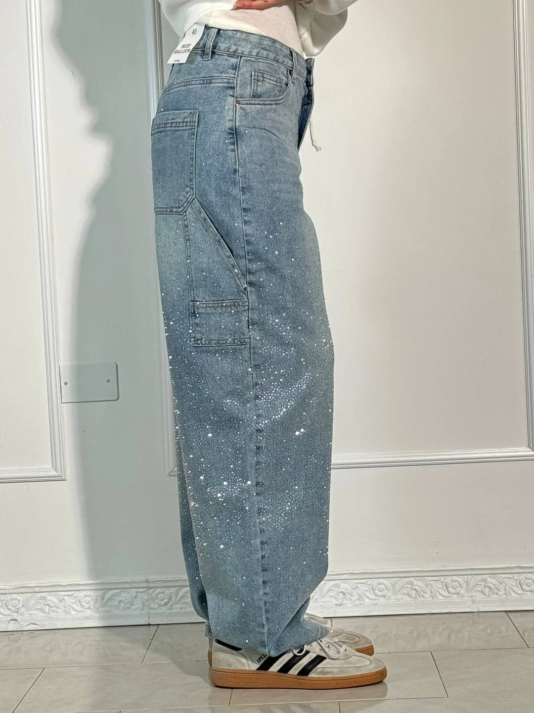 Damskie dżinsy o wysokim stanie i prostych nogawkach z kryształowymi detalami – Vintage Denim Look na każdą porę roku i bezwysiłkową elegancję