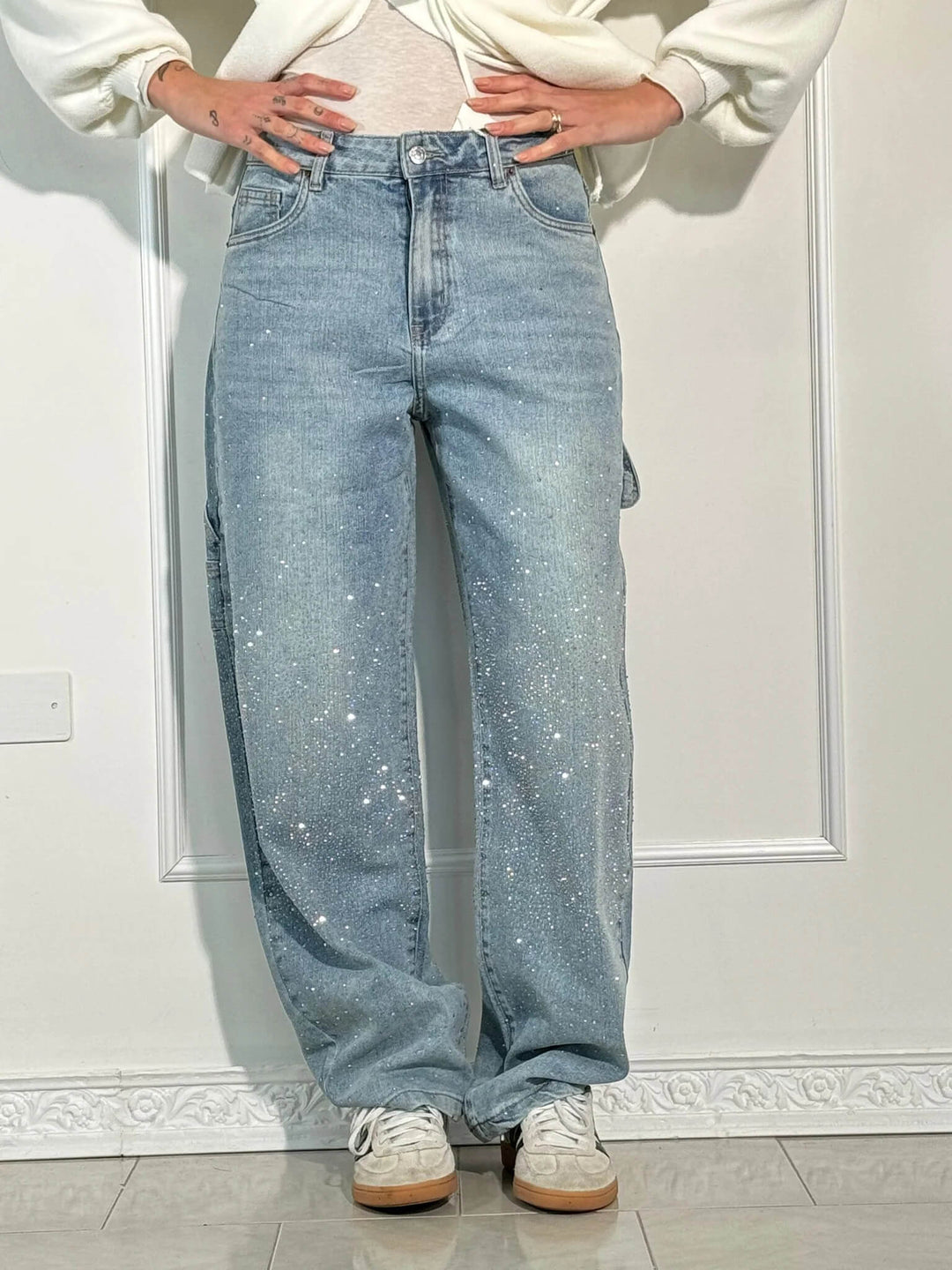 Damskie dżinsy o wysokim stanie i prostych nogawkach z kryształowymi detalami – Vintage Denim Look na każdą porę roku i bezwysiłkową elegancję