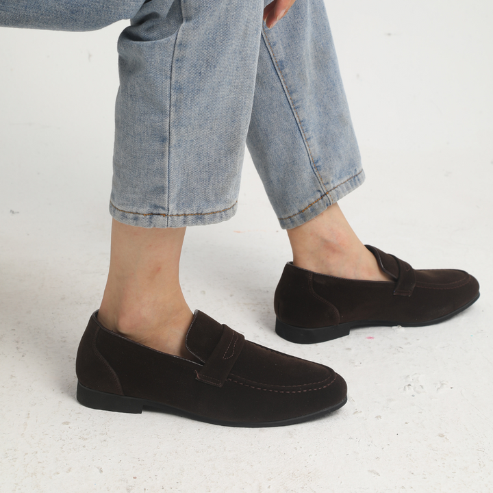 Męskie zamszowe loafersy typu penny - eleganckie buty na slip-on