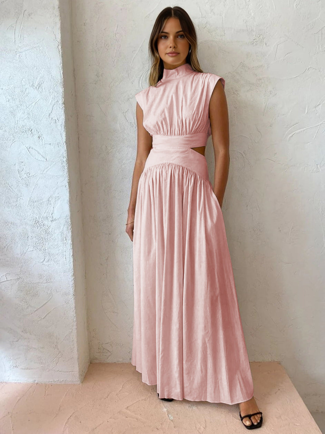 Sukienka maxi bez rękawów z wycięciami i eleganckim wysokim dekoltem