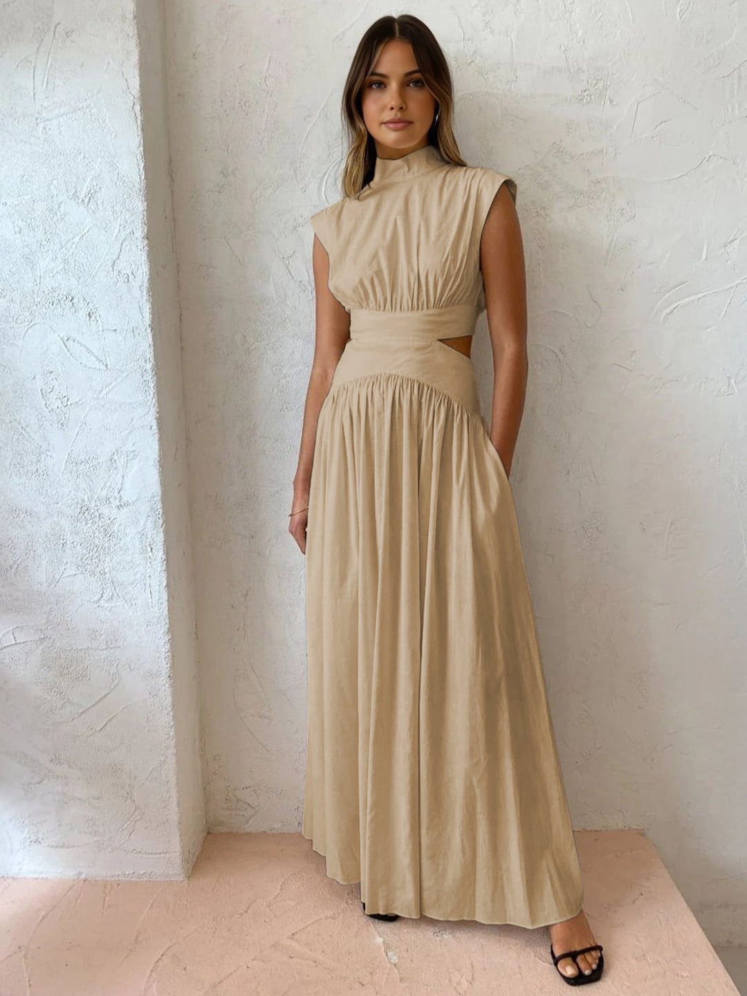 Sukienka maxi bez rękawów z wycięciami i eleganckim wysokim dekoltem